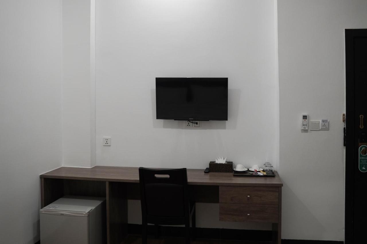 Apple Hotel Three - Near Pnh Airport Phnom Penh Exteriör bild