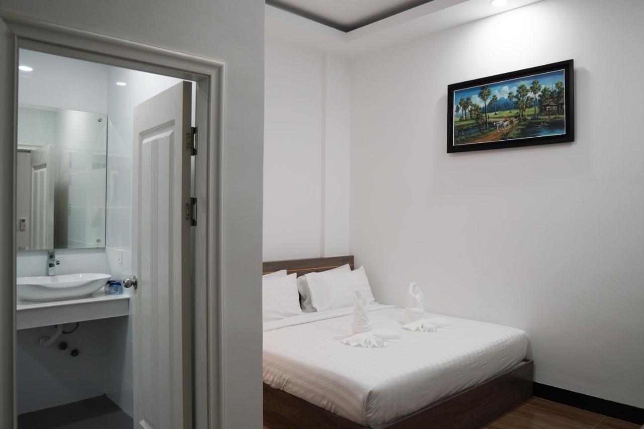 Apple Hotel Three - Near Pnh Airport Phnom Penh Exteriör bild
