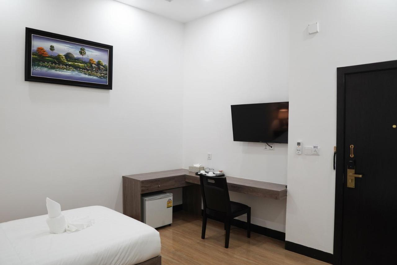 Apple Hotel Three - Near Pnh Airport Phnom Penh Exteriör bild