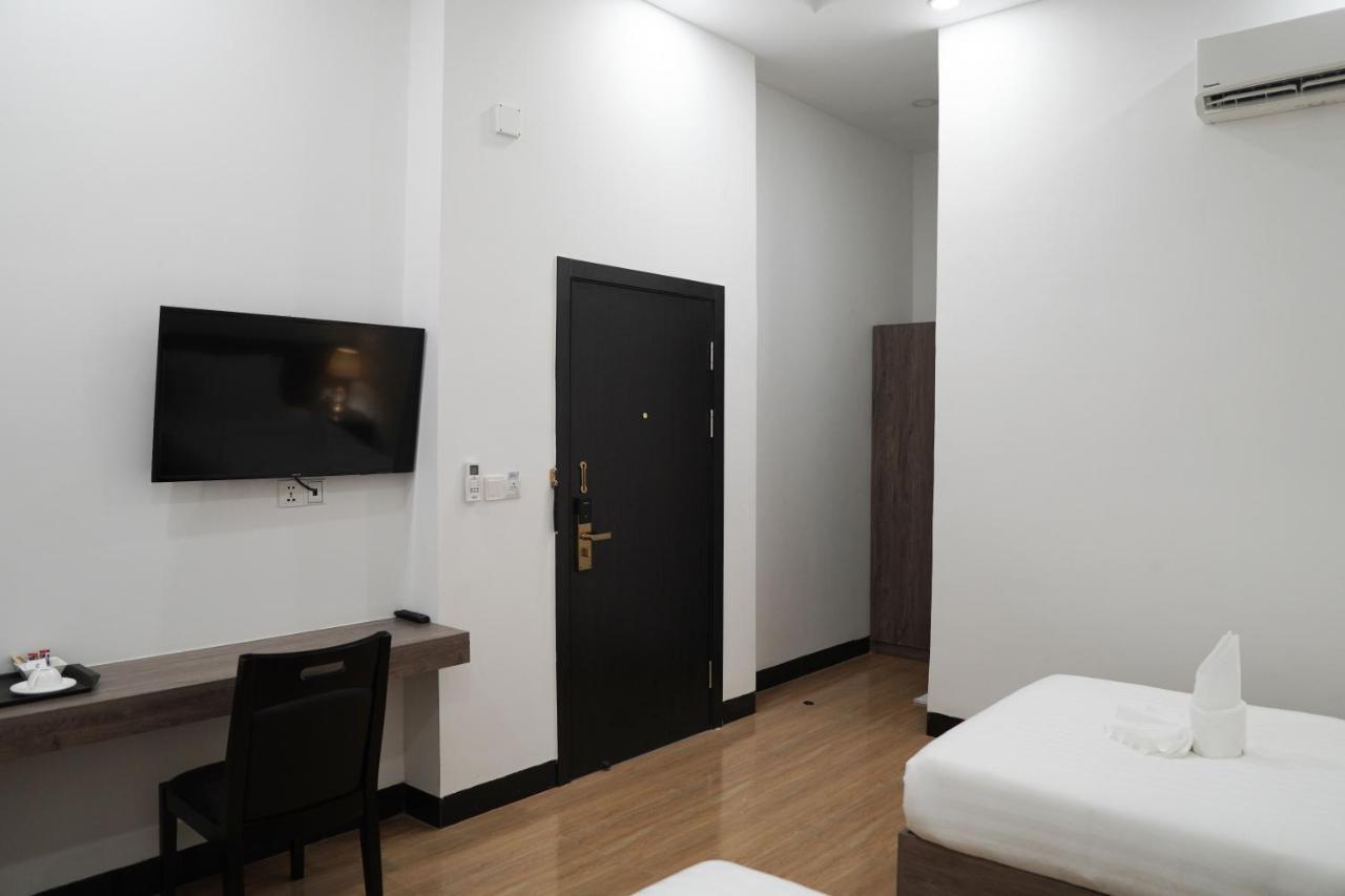 Apple Hotel Three - Near Pnh Airport Phnom Penh Exteriör bild